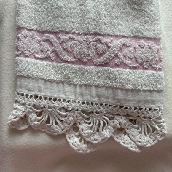 Vintage Bath Towel, hand embroidered - Picture 2 of 3
